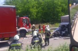 Primele imagini de la accidentul în care încă un român a murit pe o şosea din Ungaria. Camioneta condusă de el s-a izbit de un TIR (video)