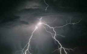 Alerte meteo de vreme severă imediată! Meteorologii anunţă cod galben de furtuni, ploi torenţiale şi grindină în mai multe judeţe