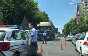 Accident cumplit pe şoseaua Doamna Ghica din Capitală. Pieton lovit de camion, victima este în comă (Foto)