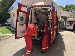 Un tânăr din Botoşani aproape s-a decapitat cu drujba încercând să taie un pom. Şansele de supravieţuire sunt foarte mici