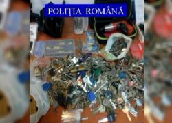 Bărbat din Bucureşti, prins cu 350 de chei la el. Individul le-ar fi folosit pentru a fura din locuinţe