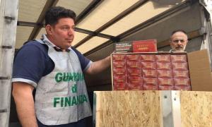 Un şofer român de camion a fost arestat la Napoli. Venea de la Târgovişte şi avea în maşină o tonă de ţigări de contrabandă