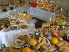 O casă a luat foc la pomana de Sâmbăta Morţilor. Oamenii au fugit speriaţi