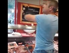 Vânzătoare înjurată de un client. Bărbatul o acuză pe femeie că i-ar fi vândut şorici spălat cu detergent | Video