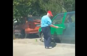 Imagini de colecţie. Un argeşean îşi vopseşte maşina cu trafaletul, pe trotuar (video)