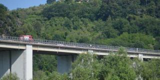 Doi gemeni s-au sinucis ţinându-se de mână. S-au aruncat de la 50 de metri, de pe un viaduct al unei autostrăzi din Italia