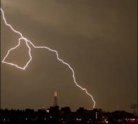 O furtună a paralizat un aeroport din Londra. Sute de pasageri, blocaţi pe pistă şi în sălile de aşteptare