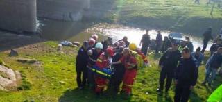 Accident cumplit în Banat! Şase oameni, între care un copil ţinut în braţe, au plonjat cu maşina în râul Bârzava. Şoferul nu avea permis