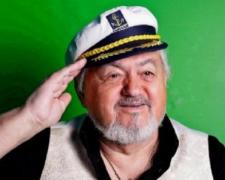 Alexandru Jula, internat de urgenţă la spital. Cântăreţul de muzică uşoară a fost preluat din faţa blocului său