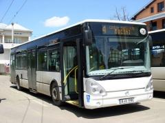 Un şofer de autobuz din Suceava a strivit o fetiţă de 2 ani între uşile autobuzului