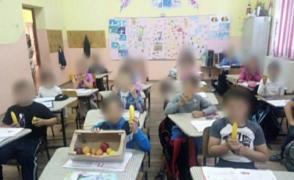 Copiii unei şcoli din Bacău, obligaţi să mimeze că mănâncă fructe: "Al meu mi-a zis că îi ploua în gură"