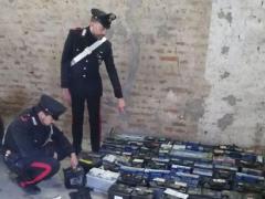 Un român de 22 de ani a furat în Italia 234 de baterii auto