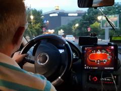 Taximetrist surprins în timp ce juca poker pe tabletă în traficul agomerat din Bucureşti