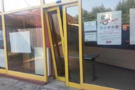 Un oficiu poştal din Arad, spart de hoţi, în toiul nopţii