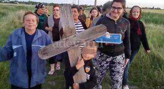 Imagini şocante în Bărăgan! Copil pus să care o cruce luată din cimitir, într-un ritual de invocare a ploii (Video)