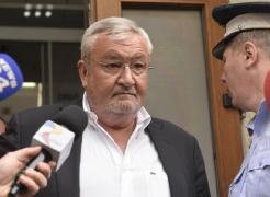 Cauţiunea lui Sebastian Vlădescu, plătită cu lingouri de aur. Fostul ministru de Finanţe a garantat şi cu case