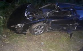 Accident la o trecere la nivel cu calea ferată în Titu. O mașină a fost lovită de tren, doi oameni au ajuns la spital (Video)