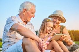 3 moduri simple prin care îți poți învăța bunicii să folosească tehnologia