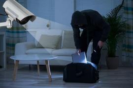 În România au loc peste 95.000 de furturi în fiecare an. Află cum te poți apăra de hoți