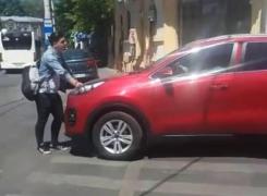 Tânăr luat pe capotă de un şofer grăbit din Bucureşti pentru că traversa prea încet