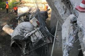 Tragedie la Vâlcea. Un muncitor a murit după ce a căzut în gol de pe un pod cu maşina de beton