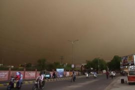 Imagini apocaliptice în India! O furtună de nisip, însoţită de fulgere şi averse violente, a ucis peste 70 de oameni