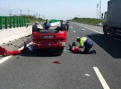 Accident spectaculos pe Autostrada Soarelui. O şoferiţă a zburat cu maşina peste parapet