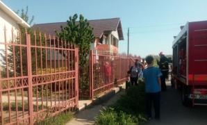 Fetiţă de doi ani din Constanţa salvată de pompieri după ce a căzut într-o hazna nefolosită, adâncă de cinci metri