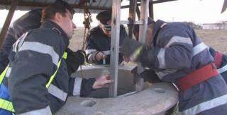 A scos apă din fântână să-și potolească setea, iar la a doua cană a scos un batic. Îngrozit, a sunat la 112