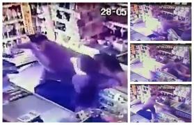 Vânzătoare bătută şi strânsă de gât de un client pentru o îngheţată (Video)
