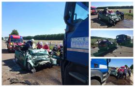 Accident cumplit la Botoşani. Opel spulberat de un camion, şoferul a murit pe loc