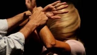 Doi români din Italia, soţ şi soţie, au aruncat cu acid sulfuric unul pe altul, de faţă cu fiul lor, care a chemat poliţia