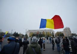 Protest în Piaţa Victoriei după decizia privind revocarea şefei DNA. Peste 1000 de oameni s-au strâns în faţa Guvernului. Câțiva protestatari s-au îmbrâncit cu jandarmii