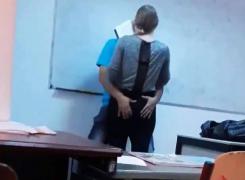 Profesorul filmat în timp ce săruta o elevă în faţa clasei şi-a dat demisia