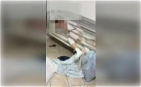 Video şocant! Bătrână închisă într-o cuşcă metalică de trei românce, în Italia. O lovesc, trag de păr şi umilesc în ultimul hal