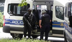 Poliţia croată a tras în plin într-o camionetă plină cu migranţi, la graniţa cu Bosnia. O fetiţă şi un băiat de 12 ani au fost grav răniţi, împuşcaţi în cap