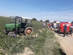 Accident violent în Dâmboviţa. Microbuz cu pasageri, izbit de un tractor condus de o femeie