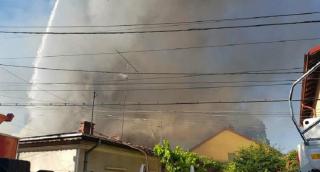 Incendiu în Capitală. Trei case cuprinse de flăcări într-un cartier din Sectorul 2