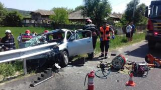 Accident in Titesti, Arges. O masina a fost strapunsa de un parapet metalic