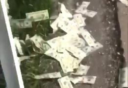 Bani din cer! 600.000 de dolari zburau pe stradă, oamenii îi strângeau de zor