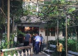 Un bărbat de ani a fost găsit mort în faţa blocului în care locuia