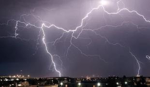 Furtuni anunţate pe 5 mai 2018