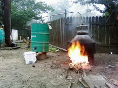 A vrut să facă țuică și a dat foc la casă, la sat și lui, având 90% din corp cu arsuri de gradul 2 și 3