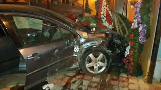 Accident straniu la Constanța. O mașină a ricoșat direct în coroanele mortuare din magazinul funerar