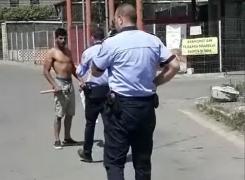 Polițiști din Neamț amenințați cu toporul de un interlop recent eliberat din închisoare