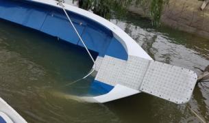 Primele imagini cu ambarcaţiunea răsturnată în Dunăre, condusă de un tânăr de 22 de ani. Gestul unui turist putea provoca o tragedie (Foto)