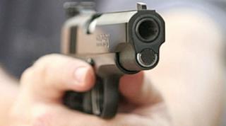 Român ameninţat cu moartea de un angajator italian, pentru a-şi da demisia. "Te ucidem pe tine, pe soţia ta şi pe copilul tău"