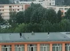 Elevi, filmați în timp ce joacă tenis pe acoperișul unei școli din Pitești