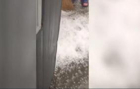 A plouat cu piatră la Piteşti! O furtună violentă cu grindină cât un ou a acoperit străzile cu un strat alb de gheaţă (Video)