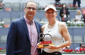 Simona Halep a primit trofeul de cea mai bună jucătoare a ultimilor 10 ani de la Madrid